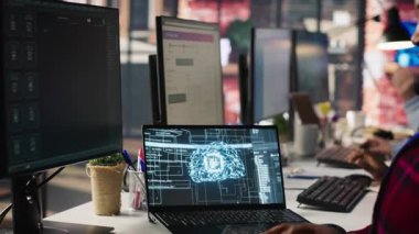 Ofisteki Al Chatbot 'u kullanarak genel müşteri sorularına cevap veren çağrı merkezi çalışanı, kapat. İş yerindeki müşteri hizmetleri çalışanı, Yapay Zeka, Kamera A kullanarak müşterilere otomatik tepkiler üretiyor.