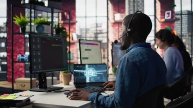 Müşterilere çoklu dil desteği sağlamak için yapay zeka sohbet robotu kullanan çağrı merkezi çalışanı. Müşteri ilişkileri çevirmek için yapay zeka araçları kullanan müşteri destek operatörü, kamera B