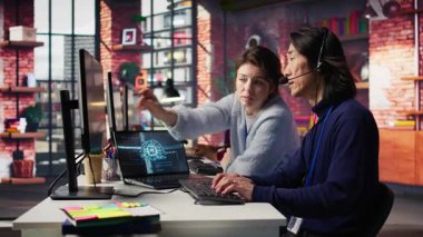 Müşterinin hesaplara ve cihazlara tekrar erişmesine yardım eden bir denetleme ajanını ara. Müşteri merkezi yöneticisi, parolayı sıfırlamak için yardıma ihtiyacı olan stajyer doktor asistanı, kamera B