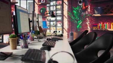 Müşteri destek ofisi, teknik sorunları olan müşterilere yardım etmek ve tanı koymak için PC cihazları kullanıyor. Şikayet çözümü için kullanılan bilgisayarlı çağrı merkezi işyeri