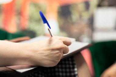 Terapist, akıl sağlığındaki ilerlemeyi danışmanlıkta bir ergenle birlikte not alıyor. Müphem düşüncelerini takip ediyor. Psikolog sosyal kaygılara yardım ediyor. Kapat..