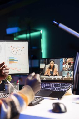 Dairesinden el sallıyor, siyah adam online toplantılara katılmak için dizüstü bilgisayar kullanıyor. Erkek serbest çalışan, iş arkadaşlarıyla görüntülü görüşme için kablosuz teknolojiyi kullanıyor..