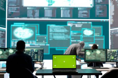 Yüksek teknoloji bürosundaki bir dizüstü bilgisayarda çalışan izole bir kopya alanı, büyük ekranlardaki dijital tehditleri analiz eden hükümet hackerları. Siber suçlar ve dolandırıcılığa karşı koruma üzerinde çalışıyorum..