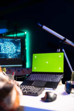 Terminal penceresinde programlama dili ile çalışan, bilgisayar ve yazma kodlarında izole edilmiş bir model kullanan Afrikalı Amerikalı web geliştirici. Siyah kişi evden çalışıyor, yazılım sistemini izliyor.