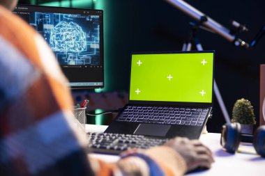 Afrika kökenli Amerikalı bir adam yapay zeka kullanarak bilgisayar üzerinde kroma anahtarı olan bir yazılım sistemi geliştiriyor. Erkek bilişim programcısı kodlama ve siber güvenlik ve makine öğrenme yeteneğini gösteriyor..