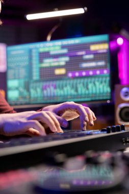 Ses mühendisi, şarkıları, kaydı ve montajı için mükemmel melodileri yaratmak için ses panosu ve Midi kontrolörüyle çalışıyor. Müzik düzenleyicisi karıştırma oturumları sırasında ses düzeylerini ayarlar.