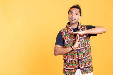 Mola isteyen, el hareketi yapan, yorgun hisseden iddialı bir adamın portresi. Şiddetli duraklama işareti yapan, mola isteyen, stüdyo geçmişi olan biri.