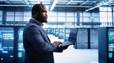 Veri Merkezi 'nin çalışma alanı sistem tanılama testlerinde teknisyen ve sorunları düzeltmek için hata kontrol araçları. Çalışan, platformların performansını ve bağlantısını etkileyen ağ sorunlarını araştırıyor, kamera B