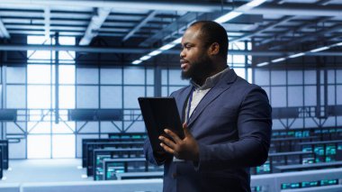 Veri merkezindeki yazılım mühendisi problemleri çözmek için tablet üzerinde hata kontrol araçları çalıştırır. Bilişim uzmanı, dijital aygıt ve kamera A kullanılarak platformların performansını etkileyen ağ sorunları araştırıyor