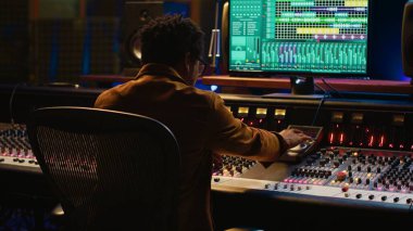 Afrikalı Amerikalı müzik yapımcısı yeni şarkısını prodüksiyon sonrası bir şarkı kaydederek ve düzenleyerek profesyonel stüdyoda bitiriyor. Yetenekli ses mühendisi karıştırma ve ustalaşma melodileri. Kamera A.