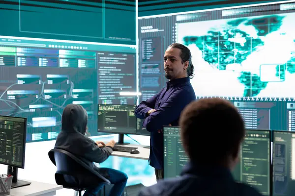 Hükümet ofisindeki ağ güvenliğini hedef alan hackleme grubu, siber saldırılar. Sayısal güvenlik uzmanları siber operasyonları ve gözetlemeyi izliyor, yasadışı faaliyetleri önlüyor.