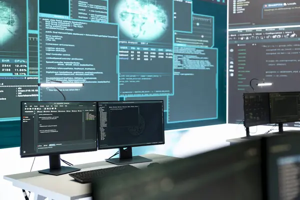 Yüksek teknoloji donanımlı siber güvenlik izleme odası. Hükümet boş bir komuta çalışma alanında siber operasyonlar, siber gözetim ve dijital tehditlerin korunmasına odaklanıyor.