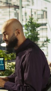 İş yerindeki videolu neşeli muhasebeci sonunda iş belgelerini okumayı ve doğrulamayı bitirdikten sonra mutlu oldu. Şirketimizin bilgi kayıtlarını incelemeyi bitiren neşeli çalışanımız memnun oldu.