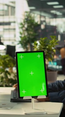 İşçilerin önündeki yeşil ekran tabletinin projedeki ilerlemesini kontrol eden dikey video. Ofis memurlarının yanında Chroma anahtar cihazı PC ekranında veri istatistiklerini okuyor, kamera B