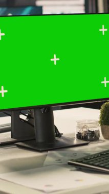 Gelir ve karlılık için kilit performans hedeflerini vurmak için yeşil ekran modelleme bilgisayarı üzerinde çalışan dikey video ofisi çalışanı. Chroma Key Bilgisayar Masası çalışanı. Araştırma analizi yapıyor. Kamera A.