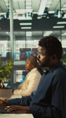 Ofisteki dikey video çalışanı yönetimden proje evraklarını alıyor ve yeni bir proje üzerinde çalışmaya başlıyor. Yönetici işçiye görevler veriyor, gerekli belgeleri sağlıyor, kamera B