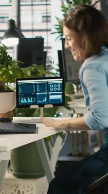 Başarı kutlamaları, heyecan verici konuşmalar, beşlik çakmalar gibi dikey videolar. Çok ırklı iş arkadaşları iş başarısından memnunlar, birbirlerini tebrik ediyorlar.