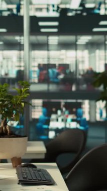 İş yerindeki monitörlerde dikey video iş grafikleri ve performans ölçümleri, el kamerası görüntüleri. Parlak kurumsal ortamda ofis masası kurulumu. Veri analizlerini görüntüleyen monitörler