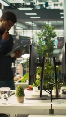 Dikey video çalışanı ofise geliyor, belgelerdeki gelir rakamlarına bakıyor. Ofisteki muhasebeci iş vardiyasına başlıyor, şirket istatistikleriyle karşılaştırılıyor, görevleri bitirmek için çok çalışıyor