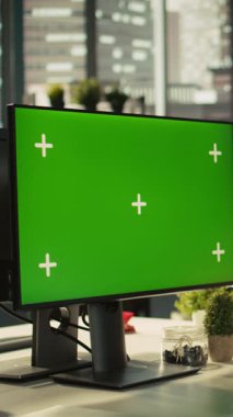 Vertical Video Office katibi gelir ve karlılık için kilit performans hedeflerini vurmak için izole ekran bilgisayarı üzerinde çalışıyor. Çalışan görünümlü kroma anahtar bilgisayar monitörü araştırma analizi yapıyor