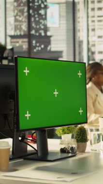İşteki dikey video çalışanı izole ekran bilgisayarı kullanırken bozuk klavyeyle sorun yaşıyor. İşyerindeki memur, arızalı bilgisayar yüzünden bilgisayarda çalışmaya devam edemiyor.