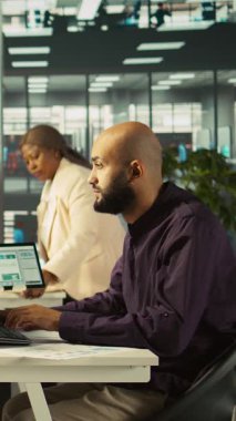 Vertical Video Manager şirkete muhasebe şirketinin iş belgelerini veriyor. Çalışanların şirket bilgilerinin incelenmesi ve incelenmesi için ofis yöneticisi kamera B tarafından sağlanıyor.