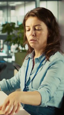 Dikey video, ofis masasında oturan kadının iş vardiyası sırasında görevleri çözdüğü. Ofis görevlisi işyerinde e-posta iletişimi yapıyor, şirket projesi için verileri araştırıyor, kamera B