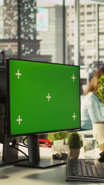 Müşteri görevlendirme projesindeki ilerlemeyi kontrol etmek için izole ekran bilgisayarı kullanan dikey video çalışanı. Ofis katibi bilgisayarın önünde evrak işleriyle ilgili veri istatistiklerini okuyor.