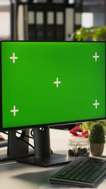 Müşteri görevlendirme projesindeki ilerlemeyi kontrol etmek için izole ekran bilgisayarı kullanan dikey video çalışanı. Ofis katibi bilgisayarın önünde evrak işleriyle ilgili veri istatistiklerini okuyor.