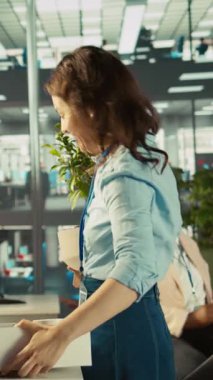 Dikey videolu Happy çalışanı yeni işindeki ilk günden başlıyor. Eşyaları yerleştiriyor, iş arkadaşlarıyla görüşüyor. Neşeli işçi ofise geliyor, yeni şirket pozisyonu üzerinde çalışmaya başlıyor, takım tarafından karşılanıyor.