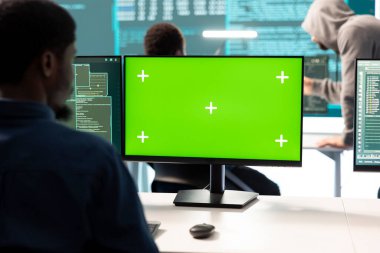 Hükümet hackerları veri ve ağ güvenliğini korumak için yeşil ekranlı bilgisayarlar üzerinde çalışıyorlar. Siber saldırıları ve casusluğu önlemek için siber savunma, kötü amaçlı yazılım tespiti.