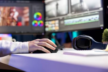 Video editörü ham görüntüleri parlatıyor, netlik, keskinlik ve parlaklığı arttırmak için modern kurgu teknikleri uyguluyor. Merkez ofisteki video ayarlama videolarını kapat