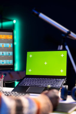 Sanat tasarımcısı, teknoloji endüstrisinde yaratıcı bir kariyerin esnekliğini temsil eden kroma anahtarının yanında fotoğraf rötuşlaması için gelişmiş araçlar kullanıyor. Proje düzenleme uzmanı.