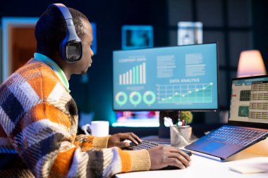 Evde faaliyet gösteriyor, bağımsız müteahhit parasal verileri değerlendiriyor ve genişleme için uluslararası sermaye fonu seçeneklerini araştırıyor. Mali analist resmi bütçe dengesini onayladı.