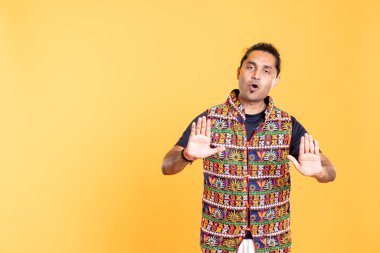 Sert adamın portresi el hareketlerini yavaşlatıyor, tavsiye veriyor. Israrcı kişi hevesli dur işareti yapıyor, eleştiriyor, stüdyo arka planında izole durumda.