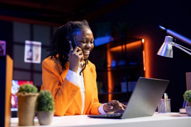 Telefon görüşmesi sırasında arkadaşlarıyla gülen mutlu bir kız. Histerik bir şakadan zevk alıyor. Neşeli Afro-Amerikan ergeni, akıllı telefondan yaptığı eğlenceli telefon konuşmasında arkadaşlarıyla eğleniyor.