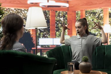 Psikoterapist zorbalığa, saldırganlığa ve duygusal karışıklığa değinirken terapide öfke belirtileri gösteren gençler. Danışmanlık oturumu hormonal değişimlere ve isyankar tutumlara odaklanır..