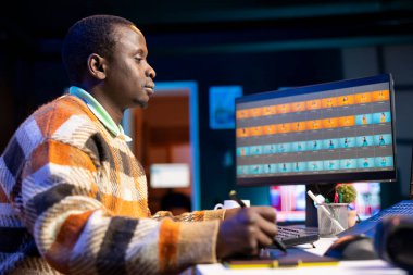 Gelişmiş dijital araçlarla fotoğraf düzenleme üzerine ev ofisinden çalışan serbest grafik tasarımcısı, yaratıcı endüstrideki çevrimiçi çalışmaların çok yönlülüğünü gösteriyor. Dijital sanat rötuşlama.