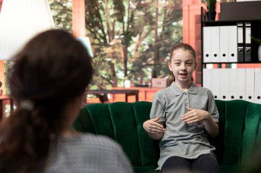 Ergenlik çağındaki çocuklar endişe ve sosyal sorunlarla başa çıkmak için davranış terapisi görüyorlar. Bir uzmanla yapılan seansta siber zorbalığa değinilirken duygusal yönetime odaklanılır. Sorunlu genç.