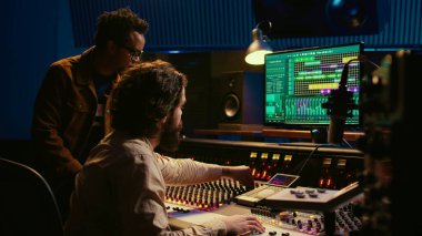 Ses teknisyeni ve sanatçı ekibi mikser konsolunda profosyonel yazılım kullanarak ses üretiyor ve düzenliyor. Müzisyen müzik yapmak için mühendis ile işbirliği yapıyor. Kamera B.
