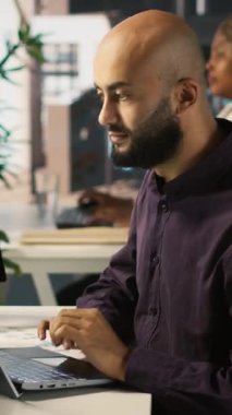 İş yerindeki videolu neşeli muhasebeci sonunda iş belgelerini okumayı ve doğrulamayı bitirdikten sonra mutlu oldu. Şirketimizin bilgi kayıtlarını incelemeyi bitiren neşeli çalışanımız memnun oldu.
