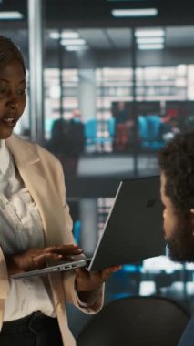 Ofisteki dikey video yöneticisi işçinin gelir, kazanç ve operasyonel verimlilik için kilit performans hedeflerini vurmasını sağlıyor. Kurumsal yönetim yönetim kurulu üyesi çalışanıyla konuşuyor