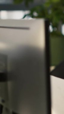 Dikey video ekip lideri, iş belgelerinin doğruluğunu doğrulamak ve okumak için muhasebeciyle birlikte çalışıyor. İşçi ve yönetici şirket bilgi kayıtlarını inceliyor. Kamera A, kapat.