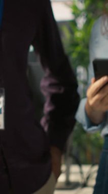 Dikey video, çeşitli ofis çalışanlarını hevesli bir şekilde projeye başlamaya teşvik etti. Neşeli çok ırklı meslektaşlar, şirket görevlerini çözmek için bir araya gelip güçlü bir bağ ve dostluk gösterdiler.