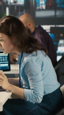 Dikey video yönetmeni ofiste olumlu e-posta okuyup meslektaşlarıyla iyi haberleri paylaştıktan sonra başarıyı kutluyor. Müşteri edindikten sonra heyecanlanan çalışanlar, başarılarını paylaşırlar