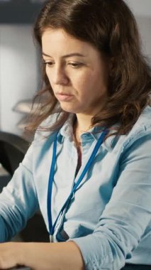 Dikey video, neşeli işçi olumlu iş başarısından daha iyi hissediyor. Başarılı bir şekilde tamamlanmış, dizüstü bilgisayara bakarken başarıyı kutlayan gülümseyen kadın.