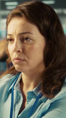 İş yerindeki üzgün kadının dikey video portresi kurumsal yaşam tarzından rahatsız, işi bırakmak isteyen. İş ortamında duygusal gerginlik hisseden üzgün çalışanların kapatılması, görevler tarafından ezilmiş