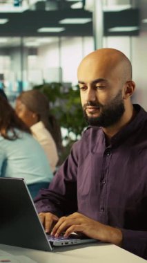 Finansal grafikleri inceleyen mutlu adam, iyi anahtar performans göstergeleri gördükten sonra memnun oldu. Pozitif KPI ve veri eğilimlerini kutlayan neşeli bir çalışan, kamera B