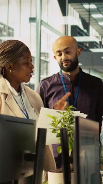 Görevdeki dikey video çalışanları son teslim tarihinden önce projeyi bitirmek için birlikte çalışıyorlar, beyin fırtınası yapıyorlar. Takım çalışanı iş arkadaşları görevler üzerinde işbirliği yapıyor, kamera B