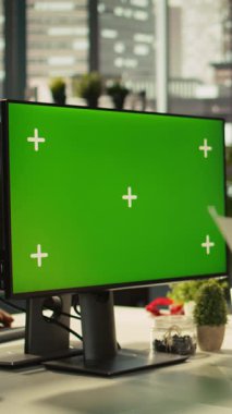 Projeyi tamamlamak için izole ekran PC görüntüsü kullanan dikey video çalışanı iş başında. İş yerindeki Afrikalı Amerikalı ofis görevlisi model bilgisayar monitörü ve B kamerasıyla ilgili veri istatistikleri okuyor.